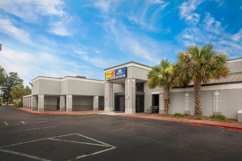 Super 8 by Wyndham Mobile I-65 image 6