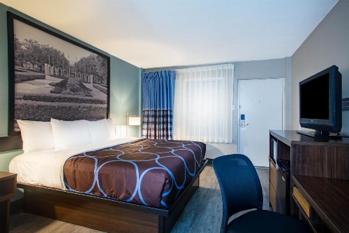 Super 8 by Wyndham Mobile I-65 image 8