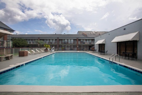 Super 8 by Wyndham Mobile I-65 image 1