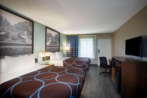 Super 8 by Wyndham Mobile I-65 image 16