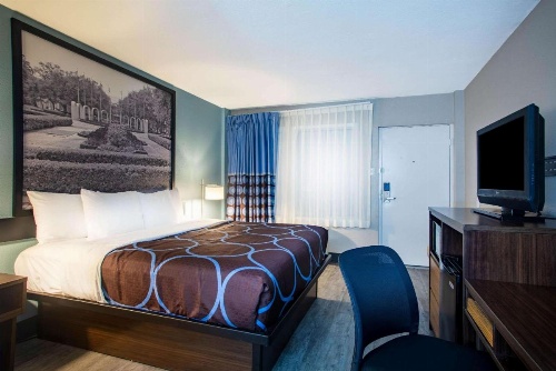 Super 8 by Wyndham Mobile I-65 image 19