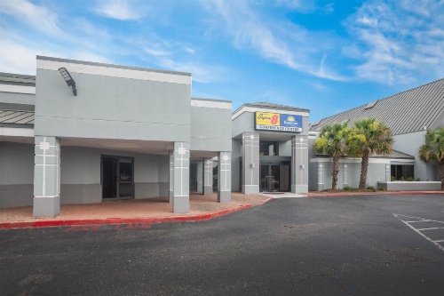 Super 8 by Wyndham Mobile I-65 image 5